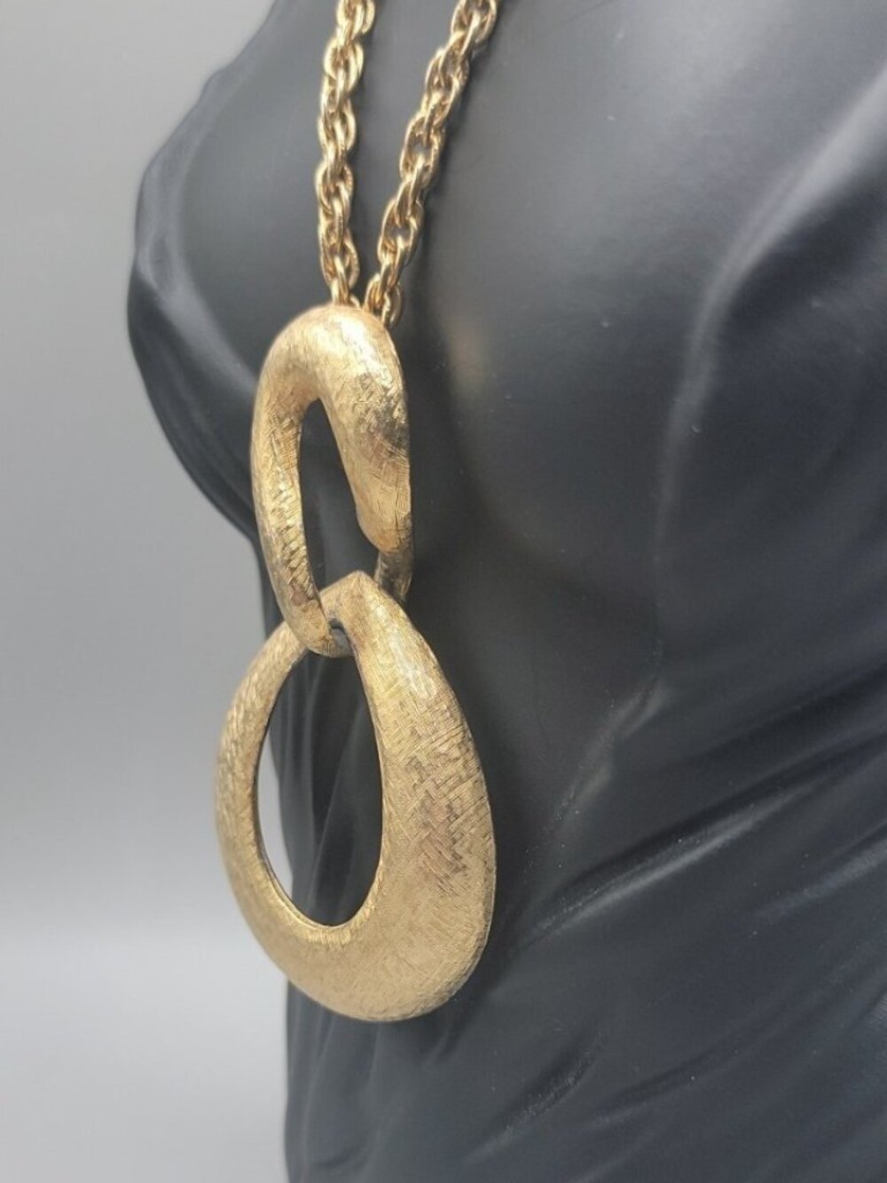 Vintage Lisner Figure 8 Pendant Necklace Textured Gold Tone - Picture 5 of 15